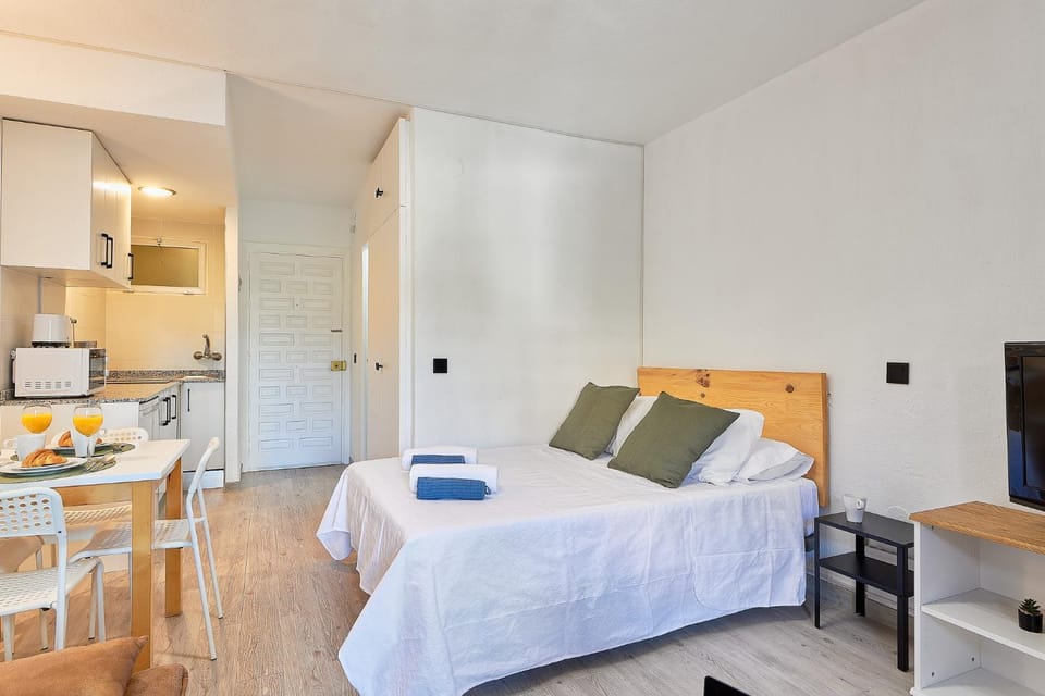 Bed, Kitchen or kitchenette, Living room, Seating area, Dining area, Bedroom, stove, towels