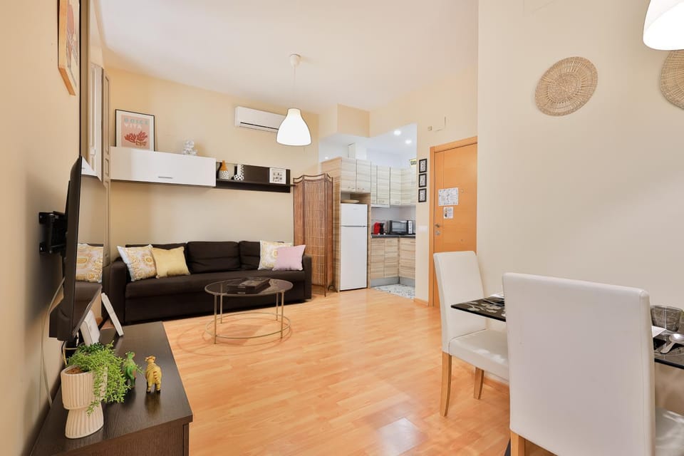 TV and multimedia, Kitchen or kitchenette, Living room, Seating area, Dining area, air conditioner