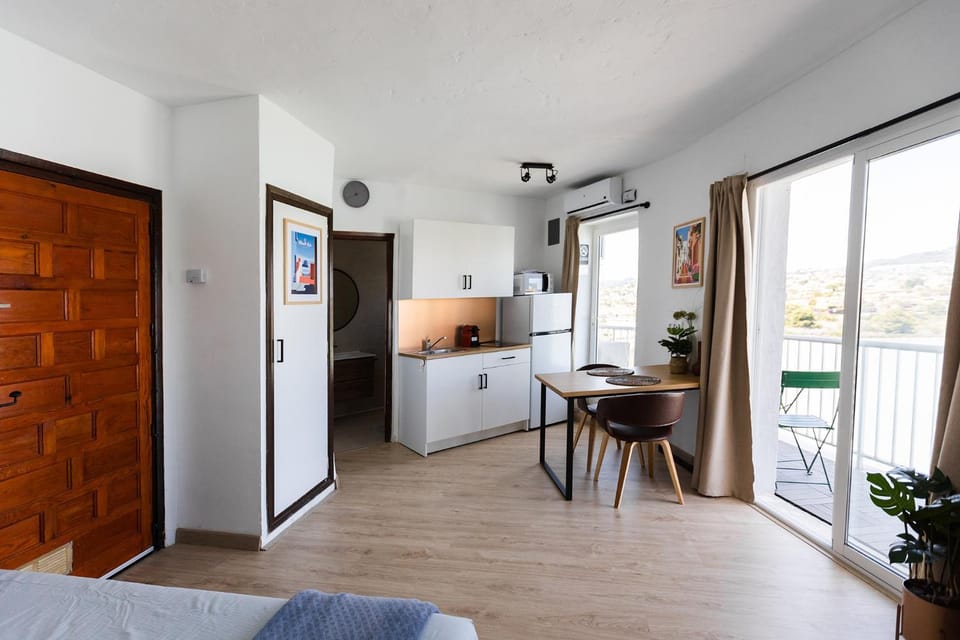 Dining area, kitchen, air conditioner