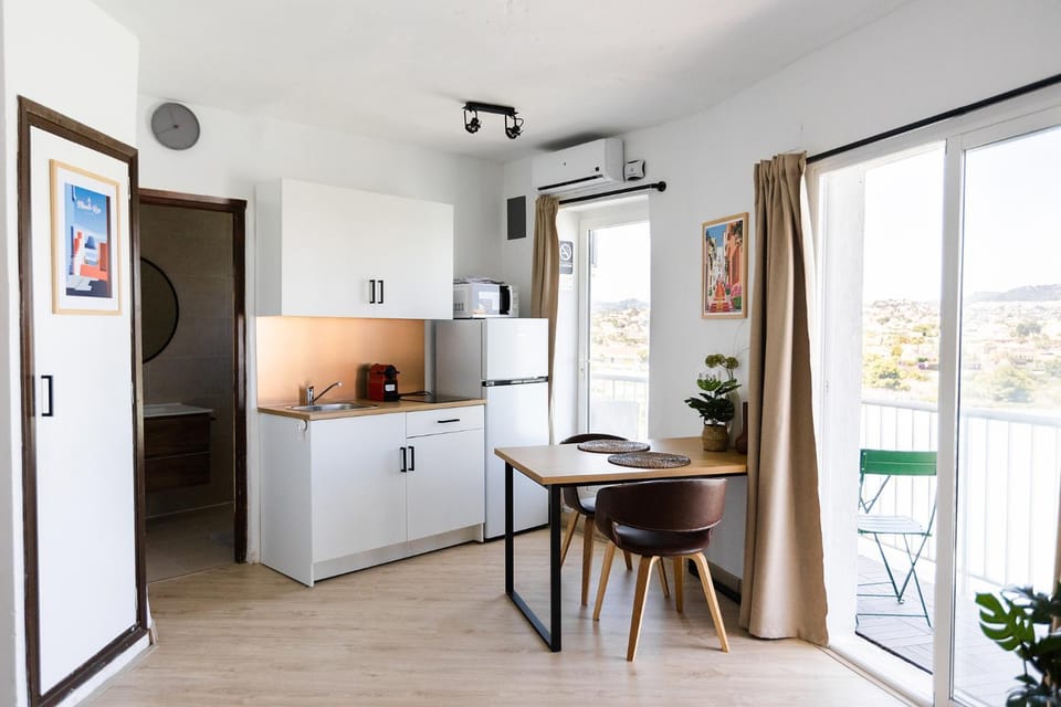 Dining area, minibar, kitchen, air conditioner