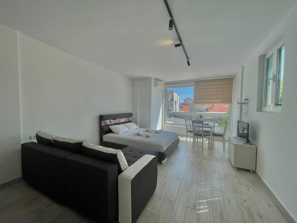 Bed, TV and multimedia, Living room, Photo of the whole room, Seating area, Bedroom