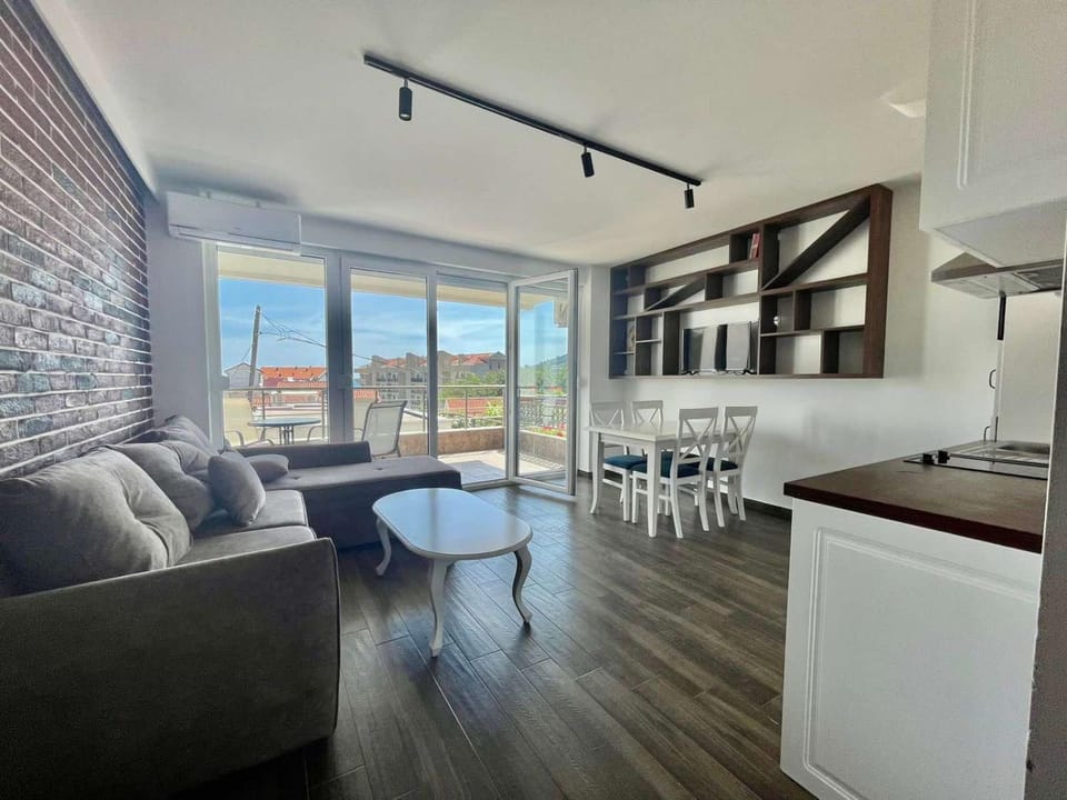 Kitchen or kitchenette, Living room, Seating area, Dining area