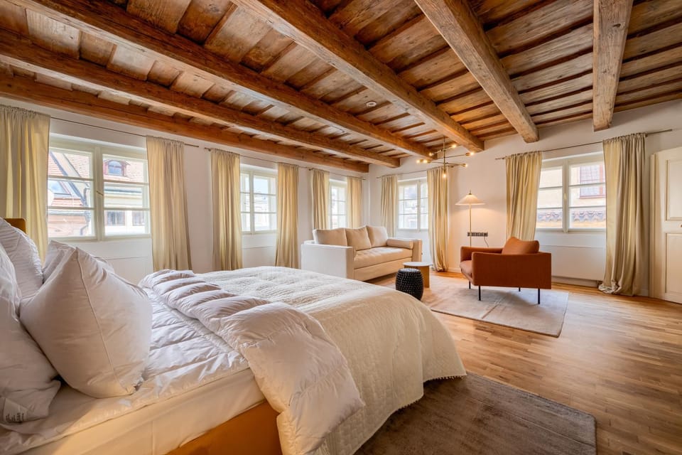 Bed, Living room, Photo of the whole room, Seating area, Bedroom