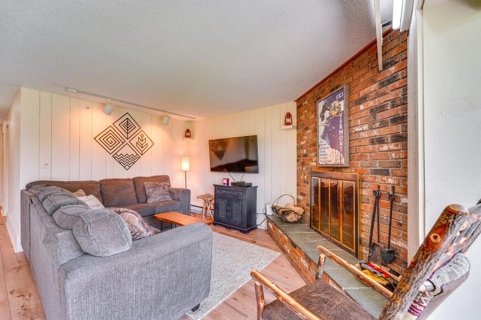 Ski-In/Ski-Out Bromley Mtn Condo: Wood Fireplace! House in Peru
