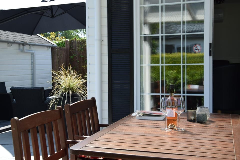 Property building, Balcony/Terrace, Dining area