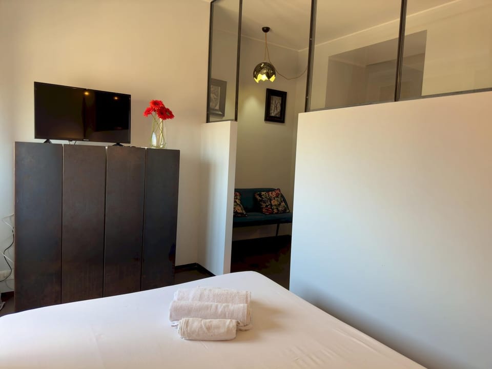 Photo of the whole room, Bedroom