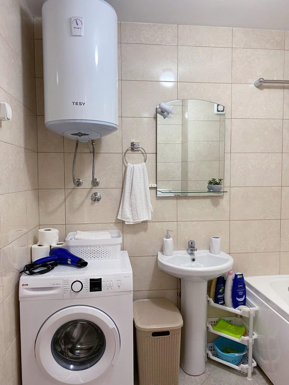 Shower, Toilet, Bathroom, towels, washing machine
