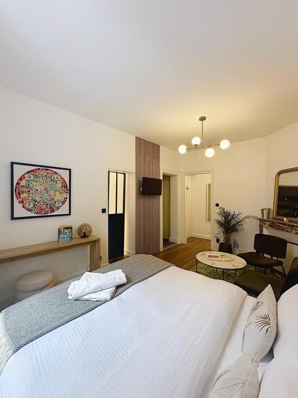 Bed, Living room, Photo of the whole room, Seating area