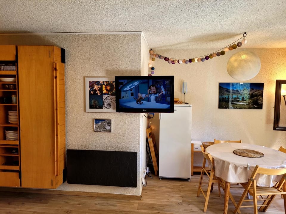 Communal lounge/ TV room, TV and multimedia, Living room, Seating area, Dining area