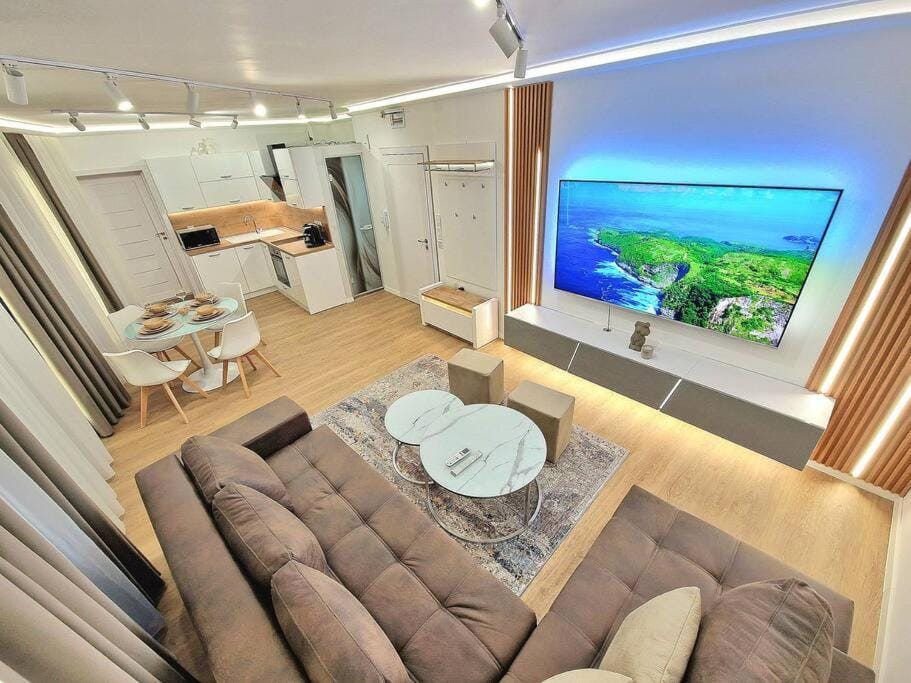 TV and multimedia, Kitchen or kitchenette, Living room, Seating area, Dining area
