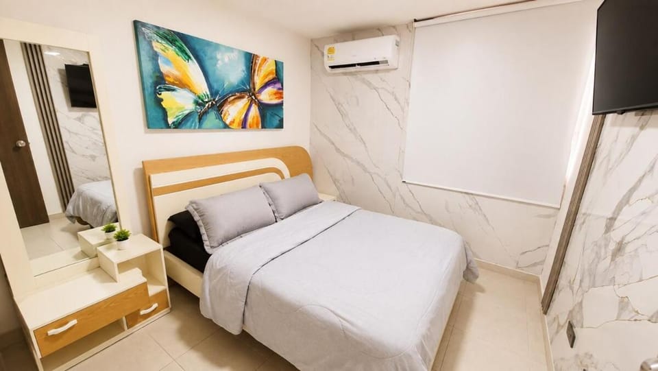 Bed, Photo of the whole room, Evening entertainment, Bedroom, air conditioner
