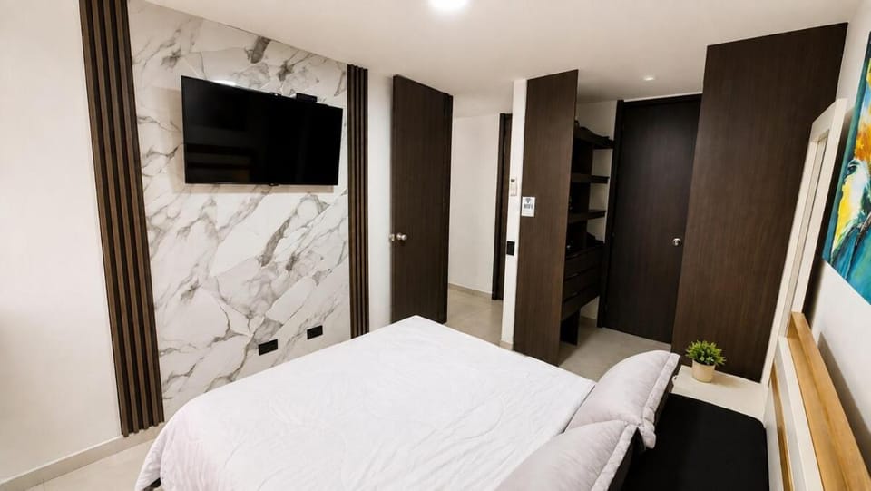 Bed, TV and multimedia, Photo of the whole room, Evening entertainment, Bedroom, wardrobe