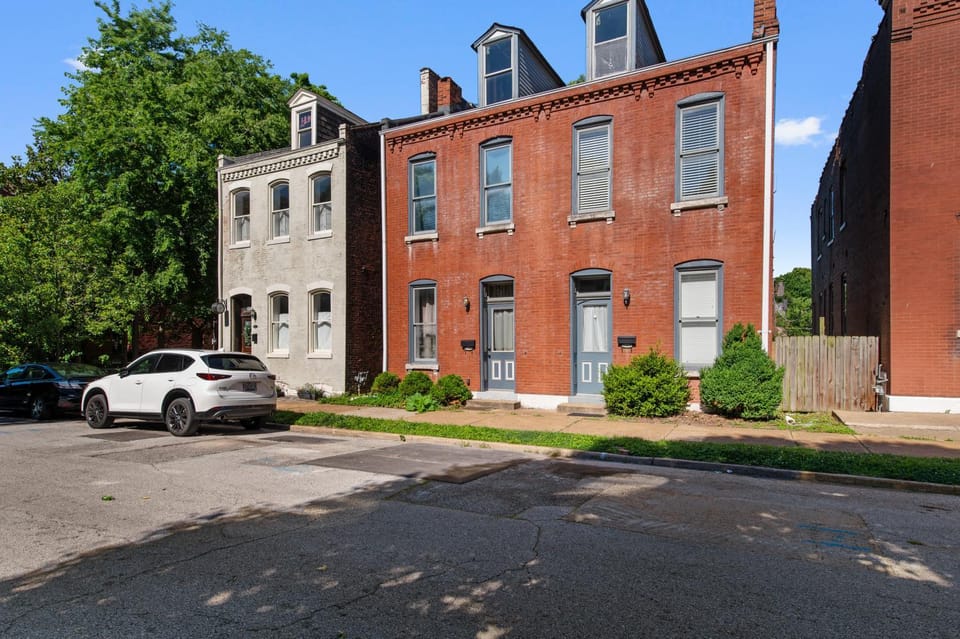 Property building, Neighbourhood, Street view, Location, Parking