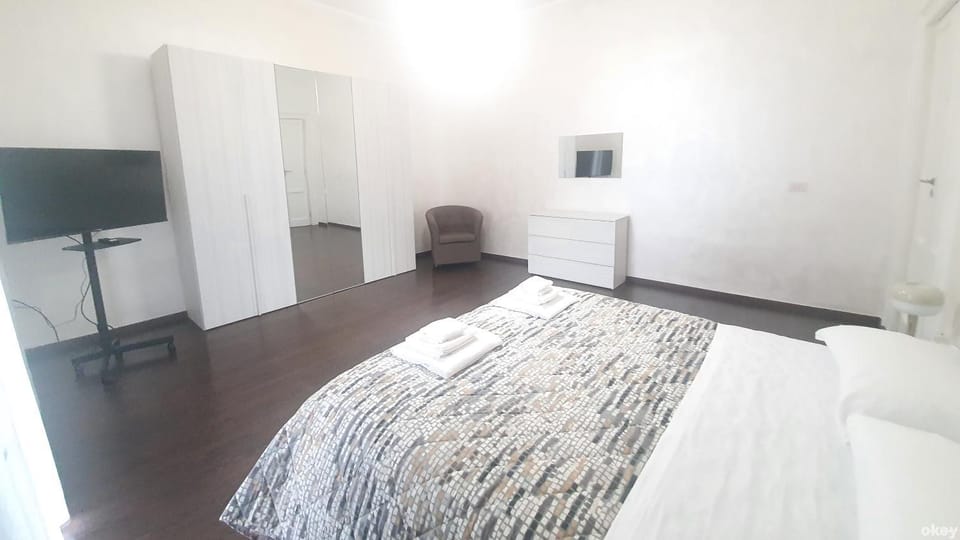 Bed, TV and multimedia, Photo of the whole room, Bedroom, wardrobe