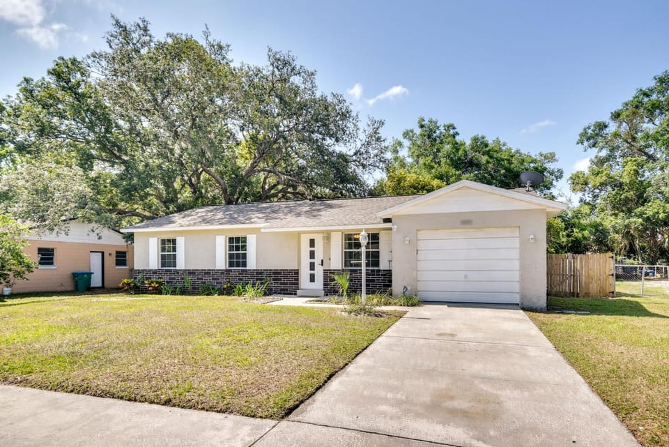 Fire Pit + Private Yard: Family Home in Longwood! House in Longwood