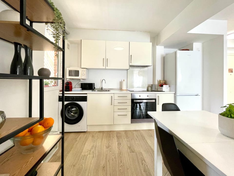 Kitchen or kitchenette, Dining area, oven, stove