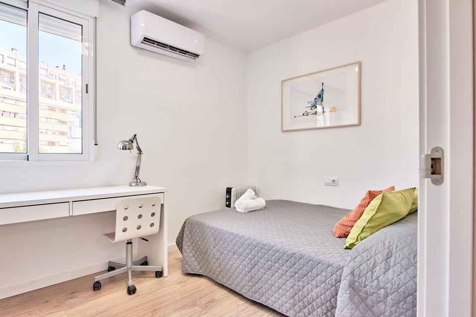 Seating area, Bedroom, air conditioner