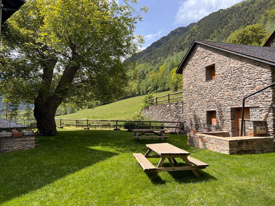 Property building, Spring, Off site, Day, Natural landscape, Garden, Garden view, Mountain view