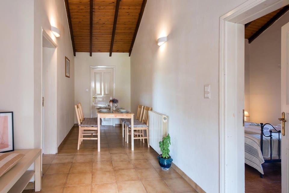 Seating area, Dining area