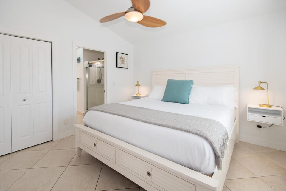 Bed, Photo of the whole room, Bedroom, fireplace, wardrobe