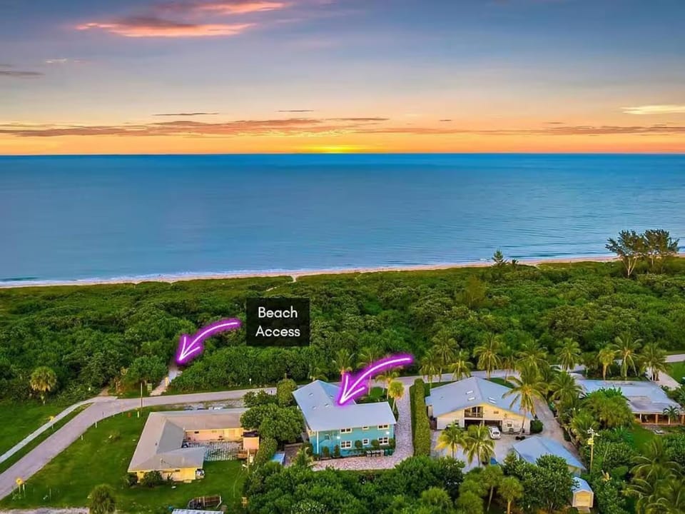 Sunrise Views & Beach Access - BBQ & Free Parking Villa in Fort Pierce