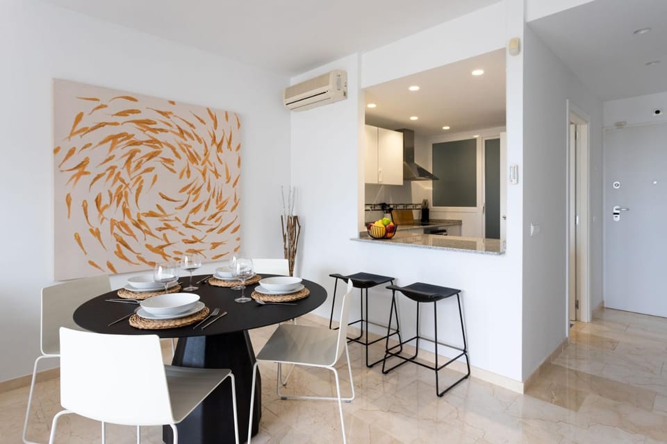 Kitchen or kitchenette, Seating area, Dining area, minibar, air conditioner