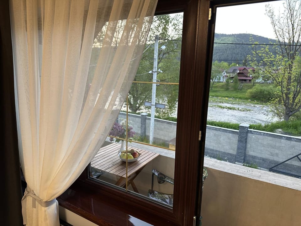Balcony/Terrace, Mountain view, River view