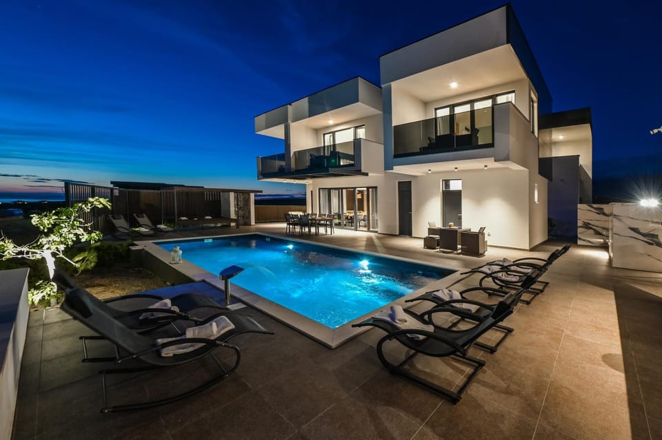 Property building, Swimming pool, sunbed