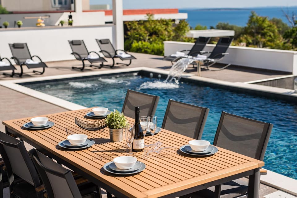 Patio, View (from property/room), Balcony/Terrace, Dining area, Pool view, Sea view, Swimming pool, sunbed