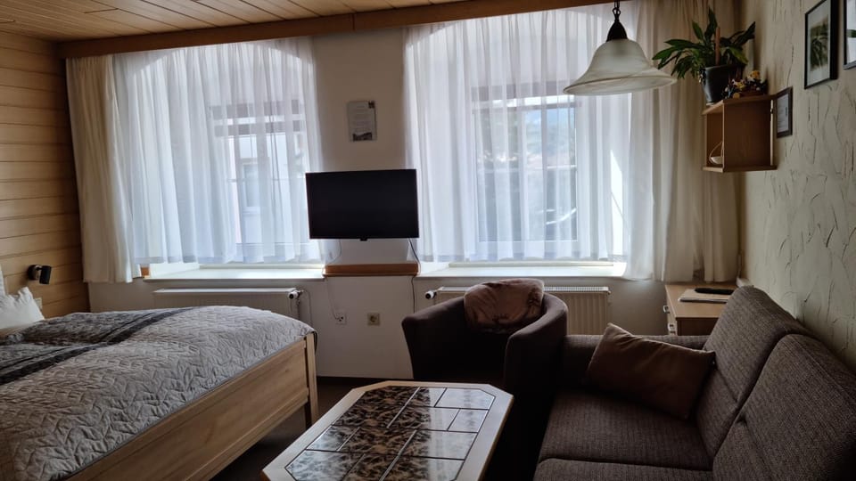 TV and multimedia, Photo of the whole room, Seating area, Bedroom