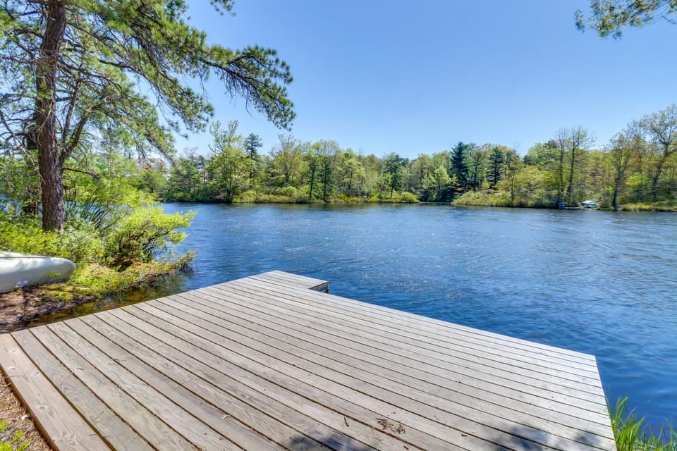 Swim Dock & Game Room: Lakefront Poconos Cabin! Cabin in Tunkhannock Township