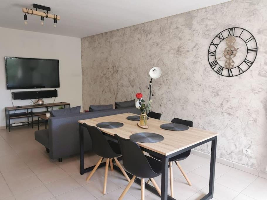 TV and multimedia, Living room, Seating area, Dining area