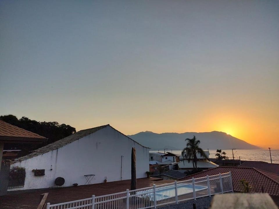 Recanto do pôr do sol, vista mar e SPA. House in Florianopolis