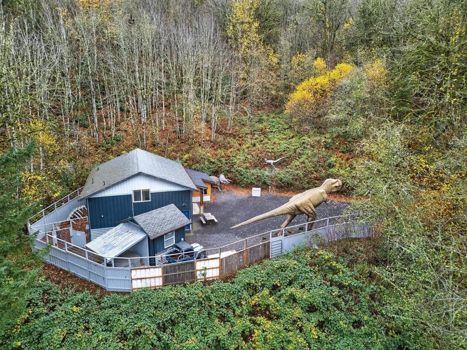 Jurassic Retreat - LifeSize Dinos, Hot Tub, Game Room, Sleeps 12 House in Washington