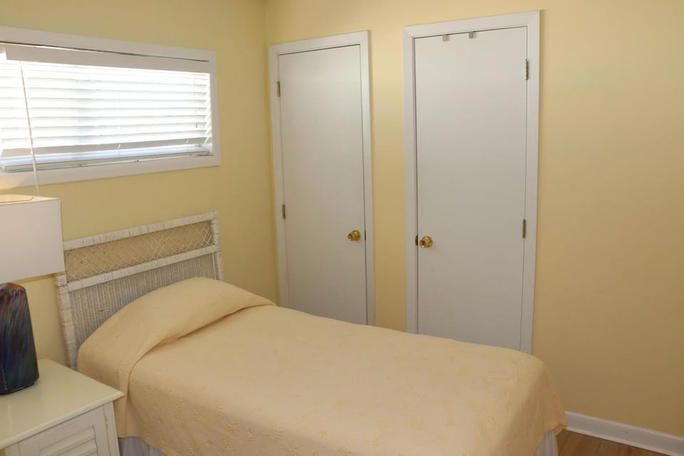 #4 Island Surf by Alicia Hollis Realtor Rentals - Open Now House in Okaloosa Island