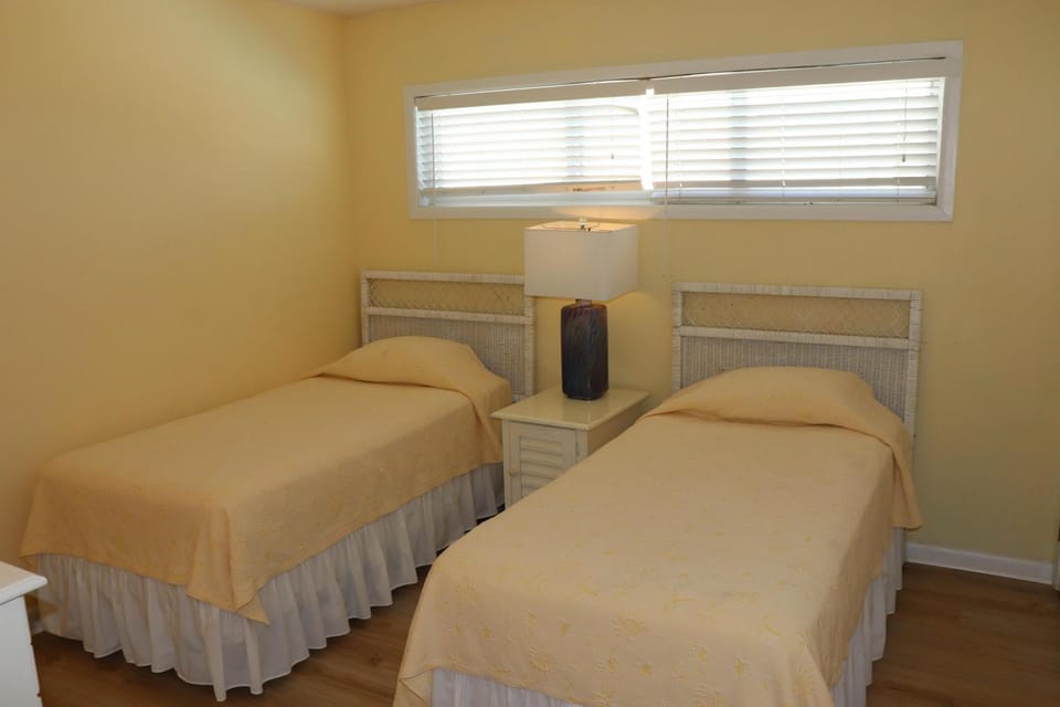 #4 Island Surf by Alicia Hollis Realtor Rentals - Open Now House in Okaloosa Island
