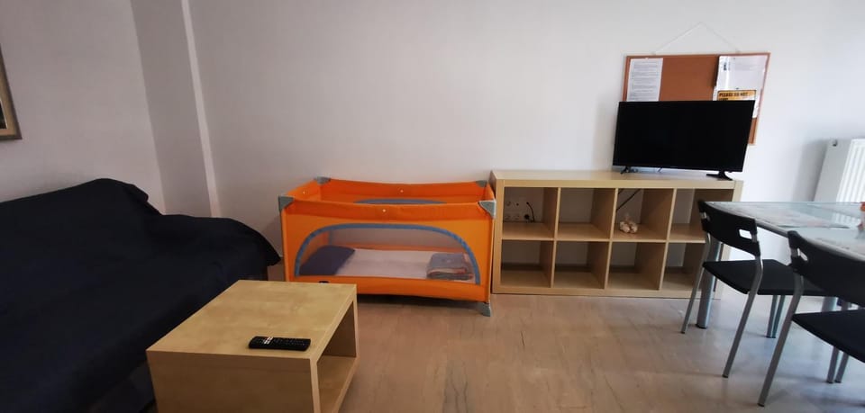 Bed, TV and multimedia, Living room, Seating area, Dining area, cot, kitchen