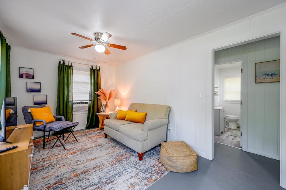 Pet Friendly Cottage near Beach King Bed/ Fire Pit House in Bonita Springs