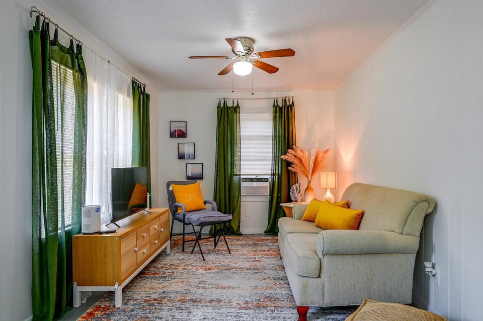 Pet Friendly Cottage near Beach King Bed/ Fire Pit House in Bonita Springs