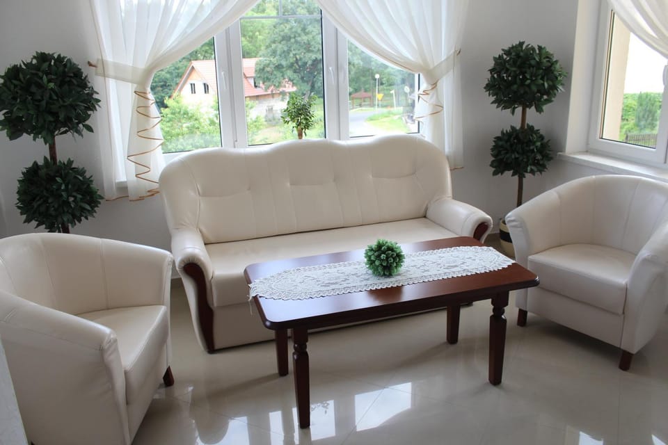 Spring, Day, Neighbourhood, Seating area, Street view, Internal: Not applicable to any particular room