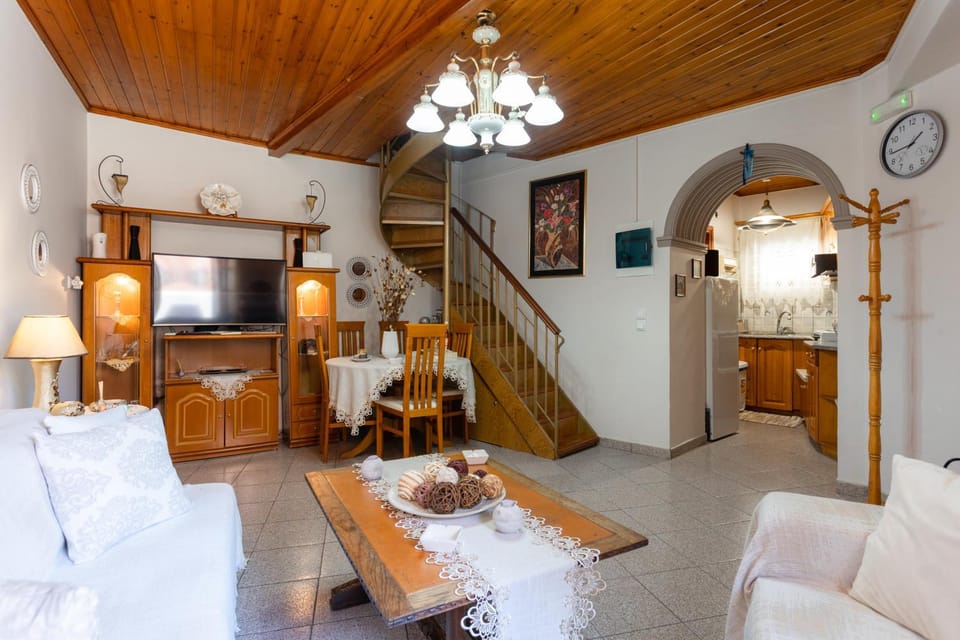 TV and multimedia, Kitchen or kitchenette, Living room, Seating area