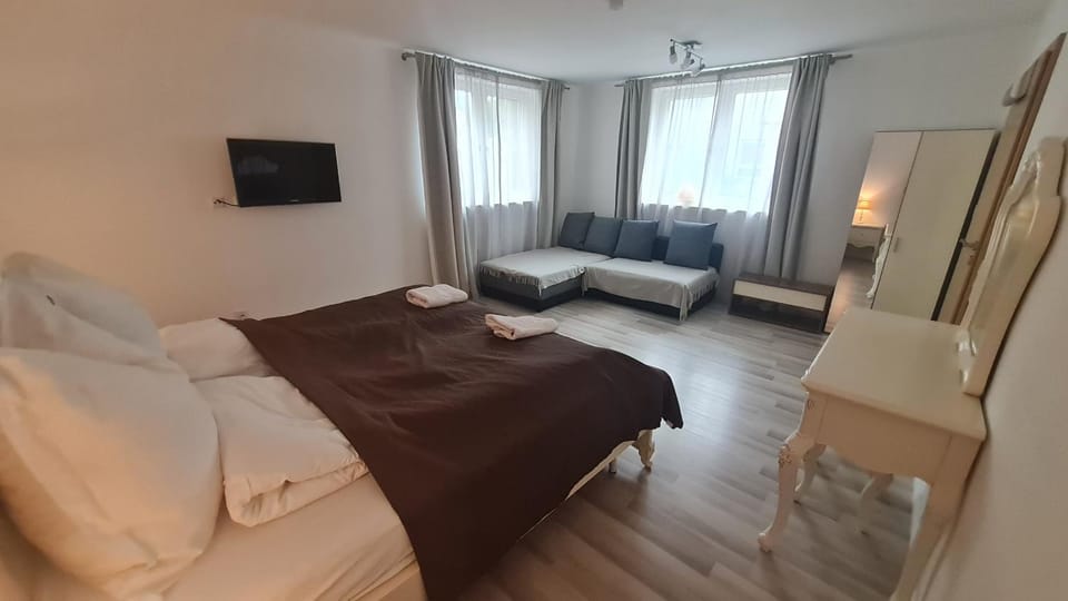 Bed, TV and multimedia, Photo of the whole room, Bedroom