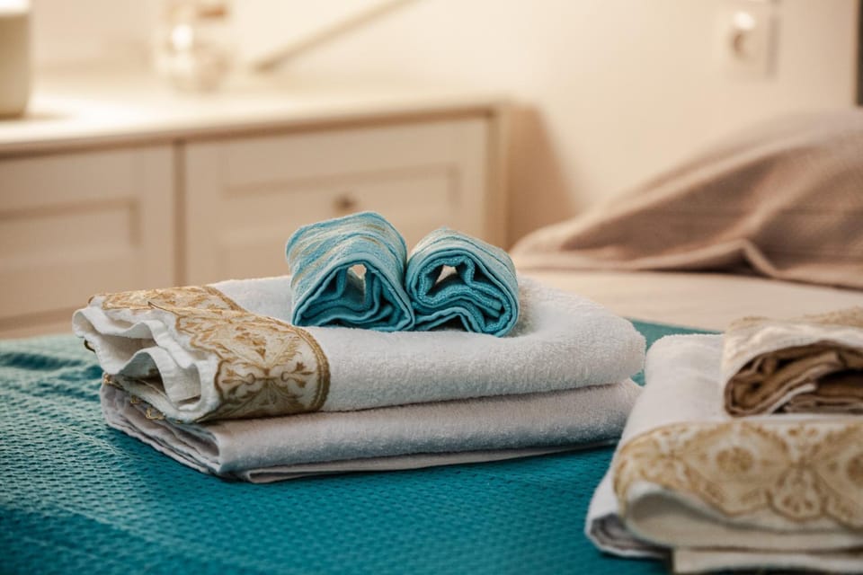 Bedroom, towels