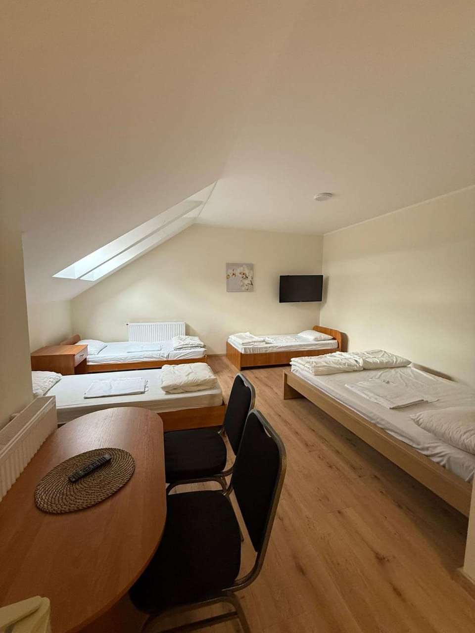 Communal lounge/ TV room, Bed, TV and multimedia, Living room, Photo of the whole room, Bedroom