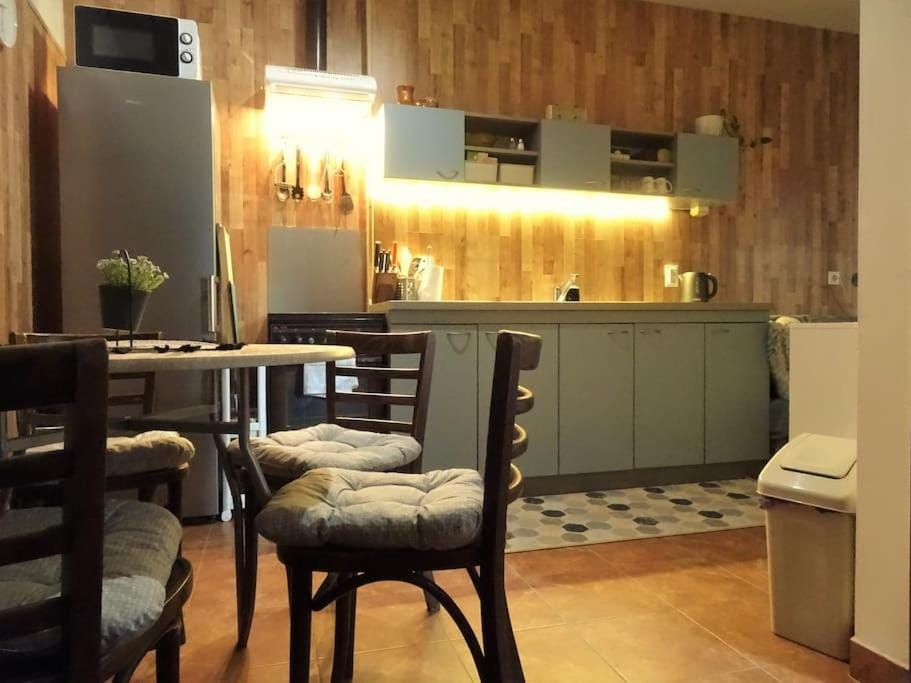 Kitchen or kitchenette, Seating area, Communal kitchen
