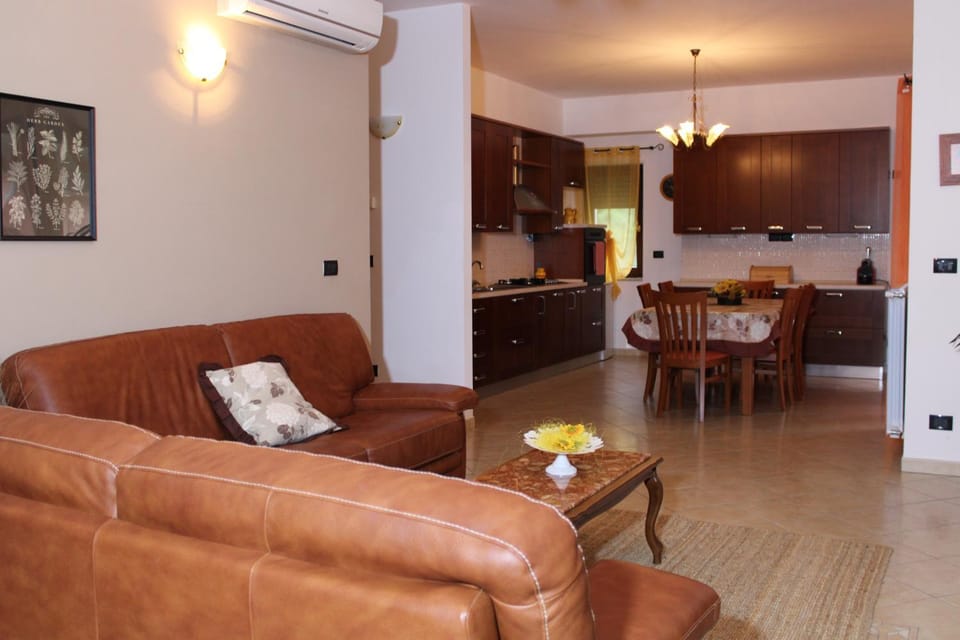 Living room, Internal: Not applicable to any particular room