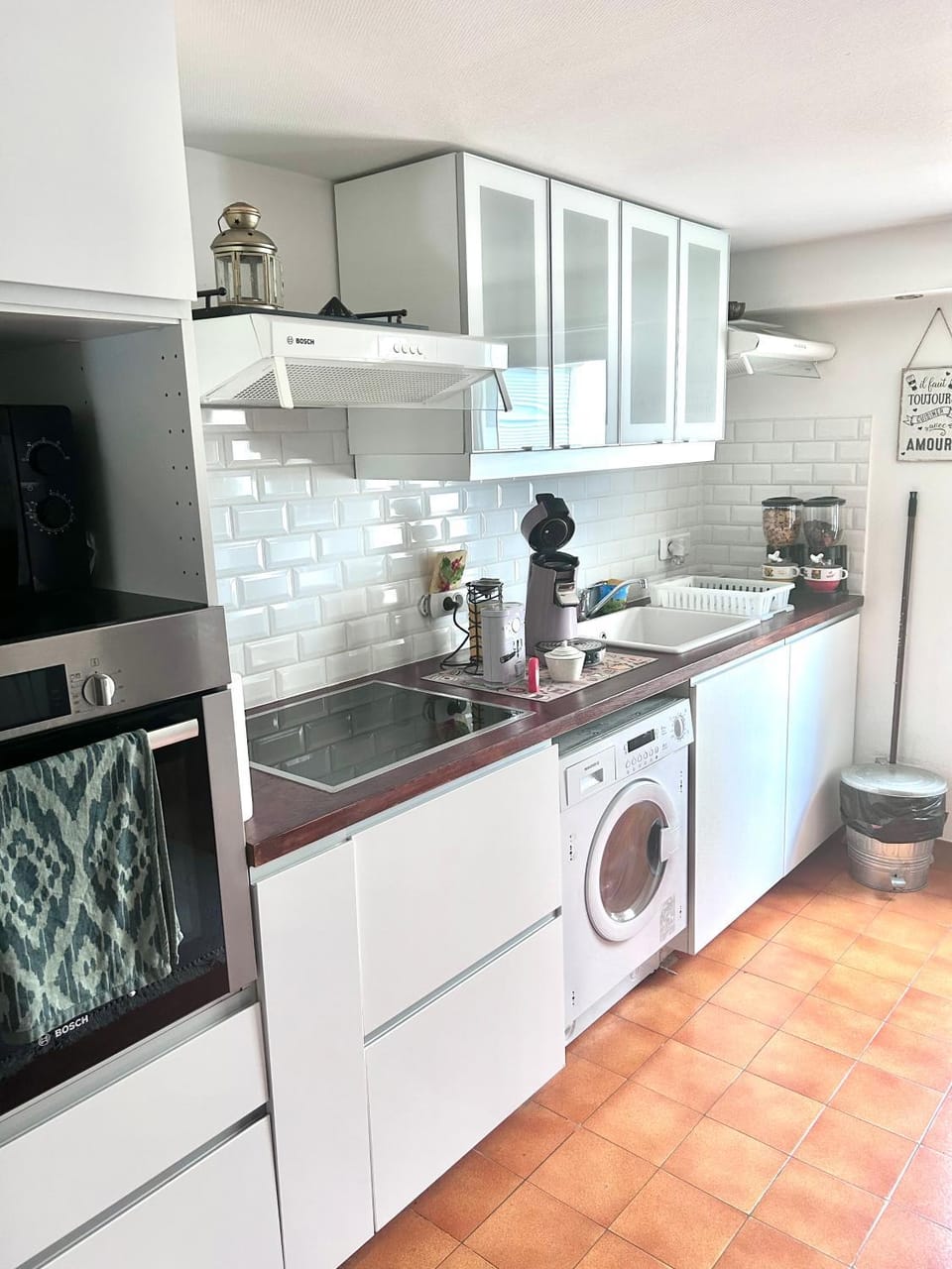 Coffee/tea facilities, Kitchen or kitchenette, oven, stove, toaster, washing machine