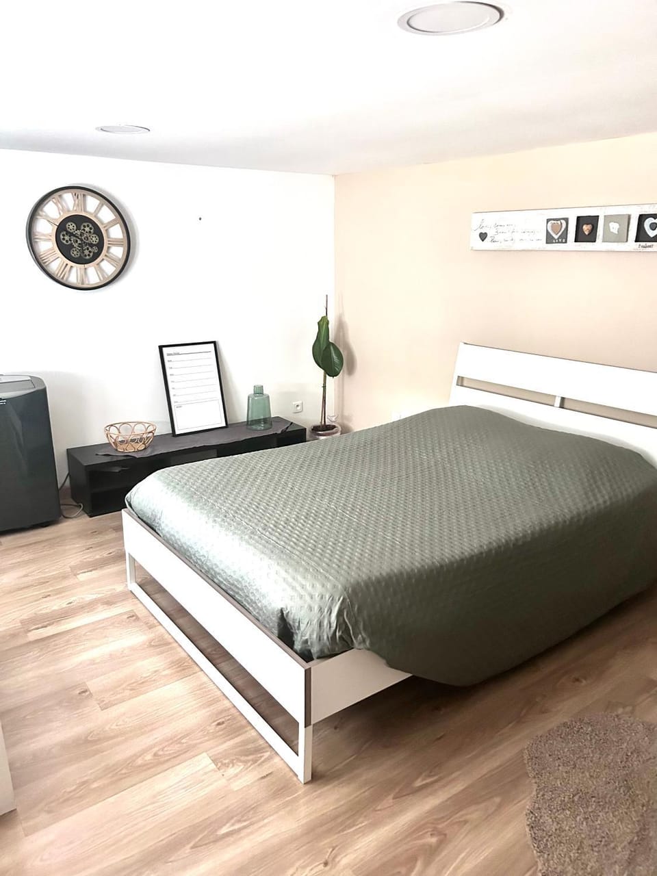 Photo of the whole room, Bedroom