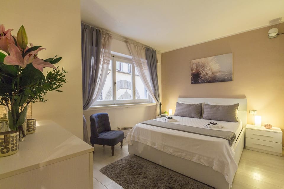 Photo of the whole room, Decorative detail, Bedroom