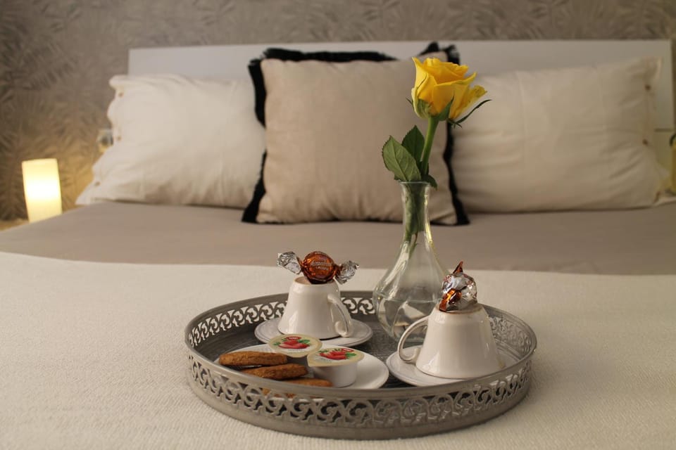 Bed, Coffee/tea facilities, Food and drinks, Bedroom, Food